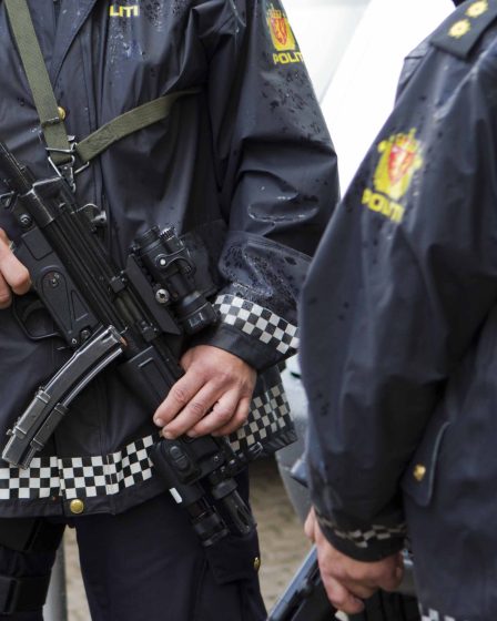 Trou de tir dans la banquette arrière avec mitraillette 9 Trou de tir dans la banquette arrière avec mitraillette - 8