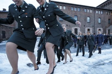 Moins de femmes que d'hommes abandonnent leur service militaire initial - 16