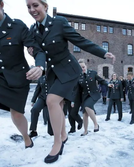 Moins de femmes que d'hommes abandonnent leur service militaire initial 5 Moins de femmes que d'hommes abandonnent leur service militaire initial - 4