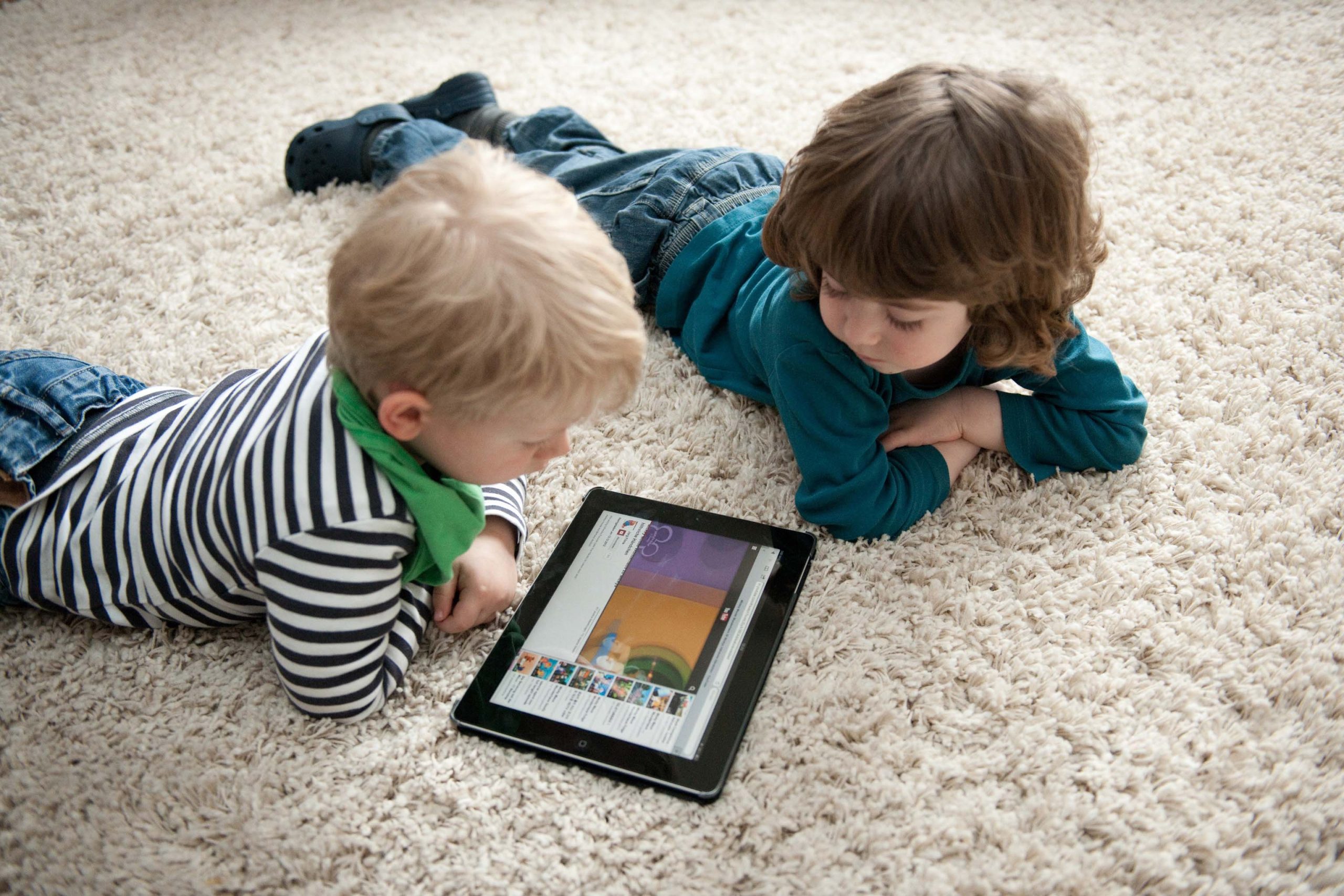 Les scientifiques conseillent fortement aux tout-petits de ne pas regarder la télévision et/ou de regarder des tablettes 4 Les scientifiques conseillent fortement aux tout-petits de ne pas regarder la télévision et/ou de regarder des tablettes - 3