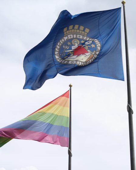 Les municipalités reçoivent la permission d'arborer le drapeau arc-en-ciel 20 Les municipalités reçoivent la permission d'arborer le drapeau arc-en-ciel - 19