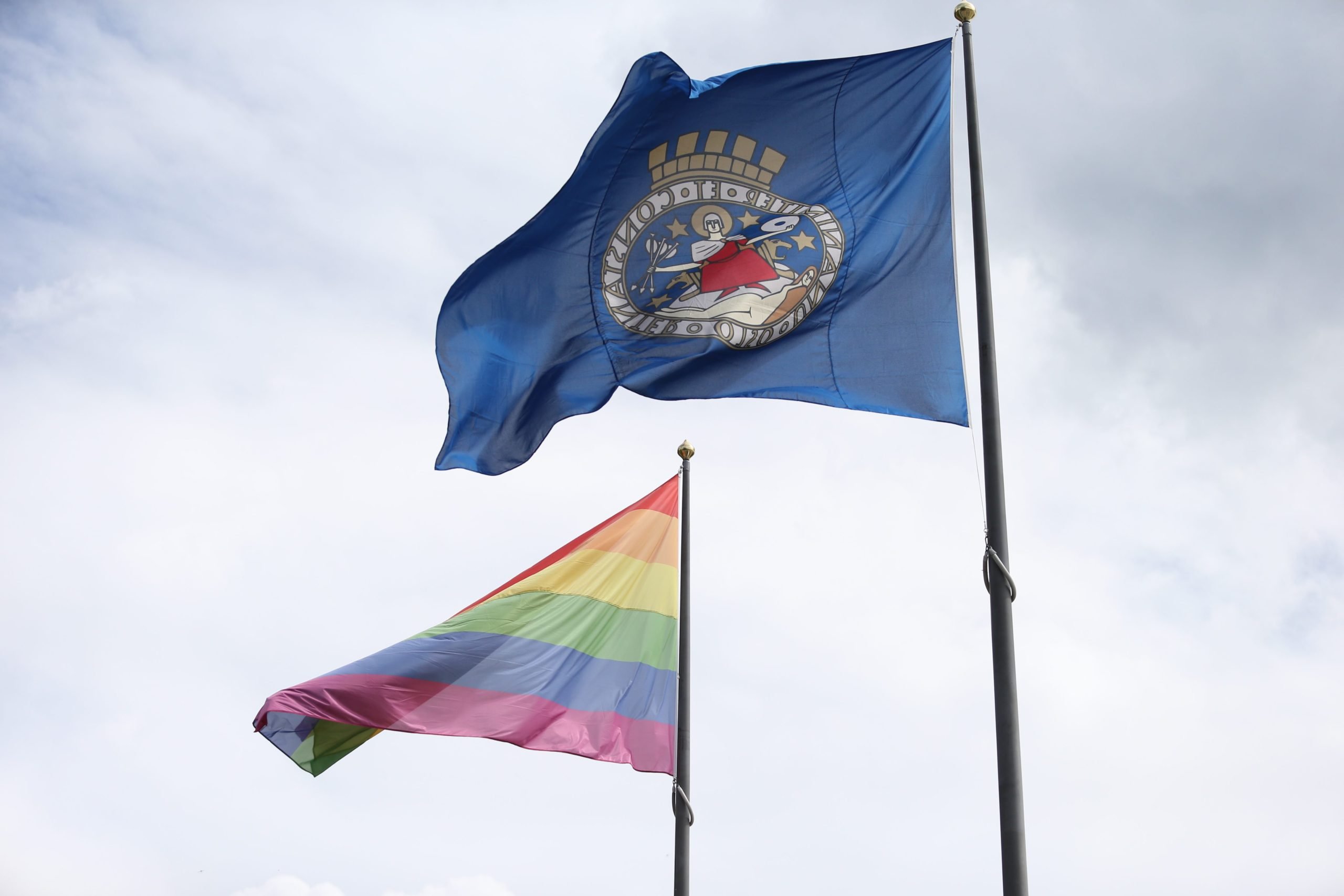 Les municipalités reçoivent la permission d'arborer le drapeau arc-en-ciel 4 Les municipalités reçoivent la permission d'arborer le drapeau arc-en-ciel - 3