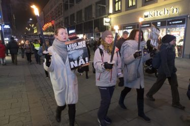 Les opposants à la fourrure lors de manifestations aux flambeaux à travers le pays - 18