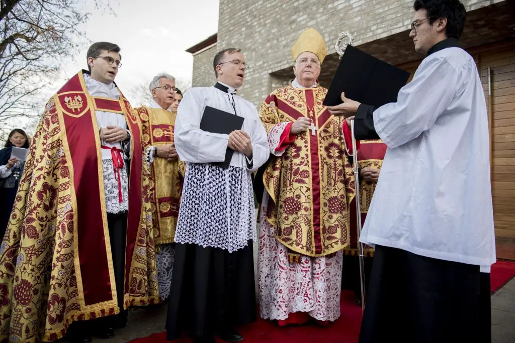 Tous les sièges étaient pourvus lors de la consécration de la nouvelle cathédrale 4 Tous les sièges étaient pourvus lors de la consécration de la nouvelle cathédrale - 3
