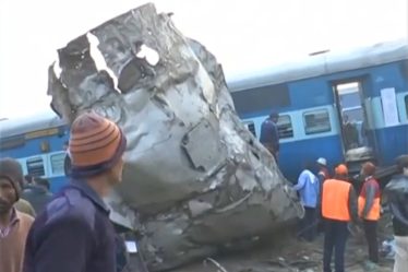 Le bilan des morts s'alourdit après un grave accident de train en Inde - 18