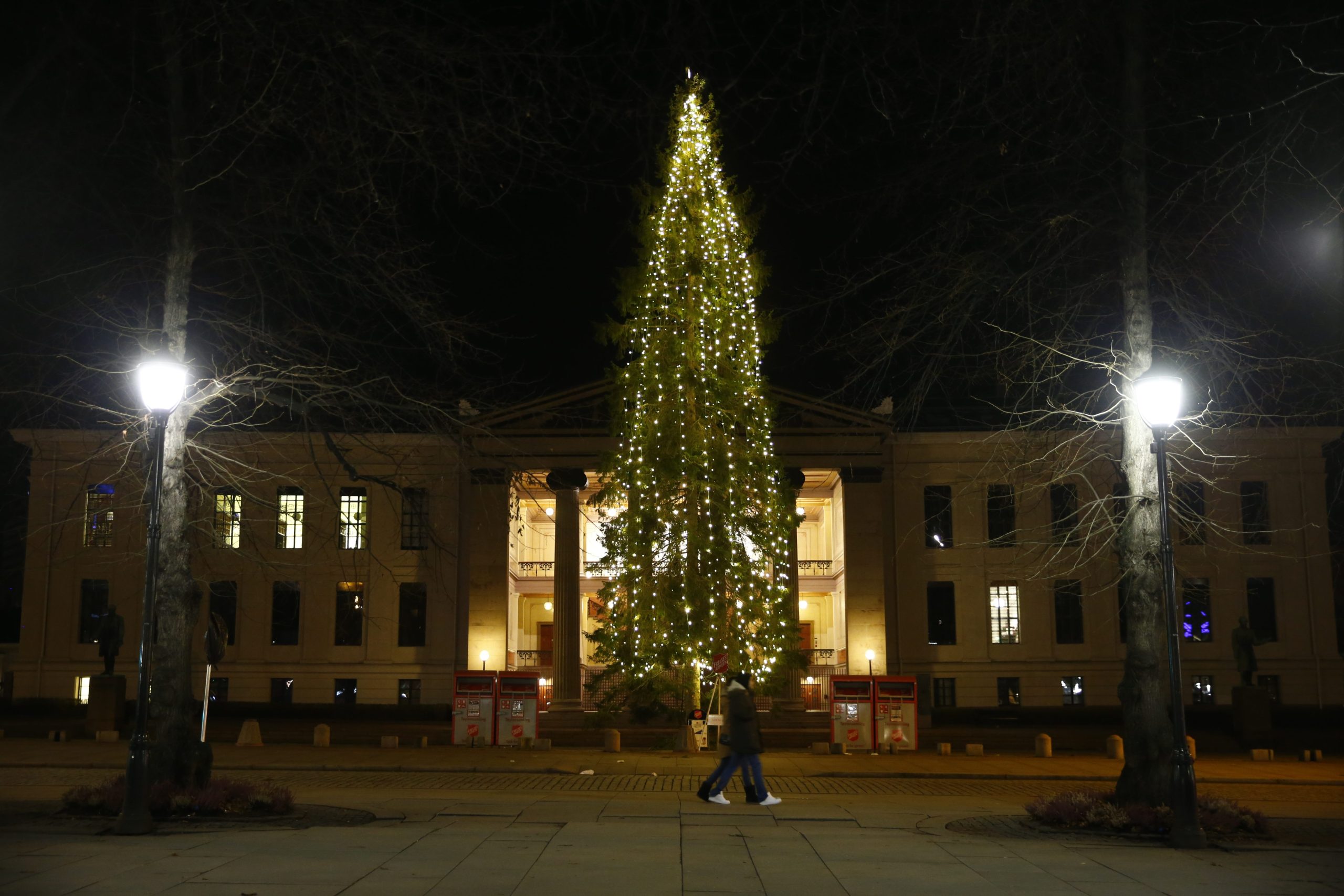 Les lumières de l'arbre de Noël sur la place de l'Université (Universitetsplassen) illuminent la nuit d'Oslo 4 Les lumières de l'arbre de Noël sur la place de l'Université (Universitetsplassen) illuminent la nuit d'Oslo - 3