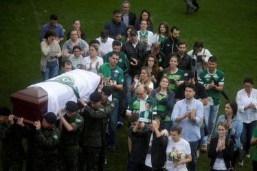 Le chagrin était lourd, alors que la famille, les fans et les personnes en deuil ont fait leurs derniers adieux aux footballeurs décédés au Brésil - 26