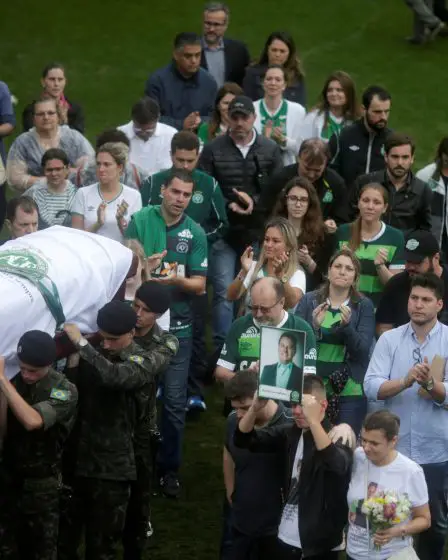 Le chagrin était lourd, alors que la famille, les fans et les personnes en deuil ont fait leurs derniers adieux aux footballeurs décédés au Brésil - 1