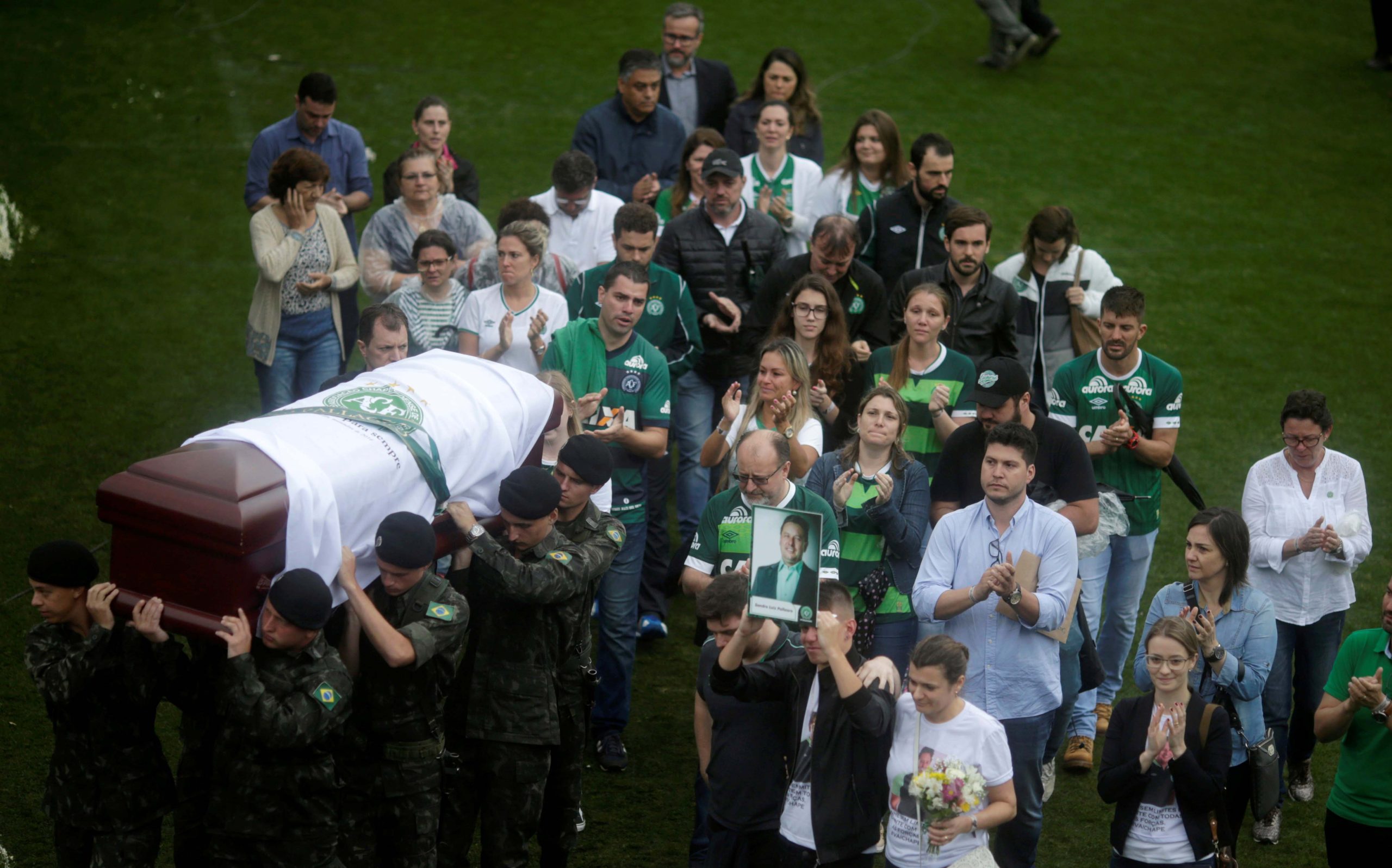 Le chagrin était lourd, alors que la famille, les fans et les personnes en deuil ont fait leurs derniers adieux aux footballeurs décédés au Brésil - 3