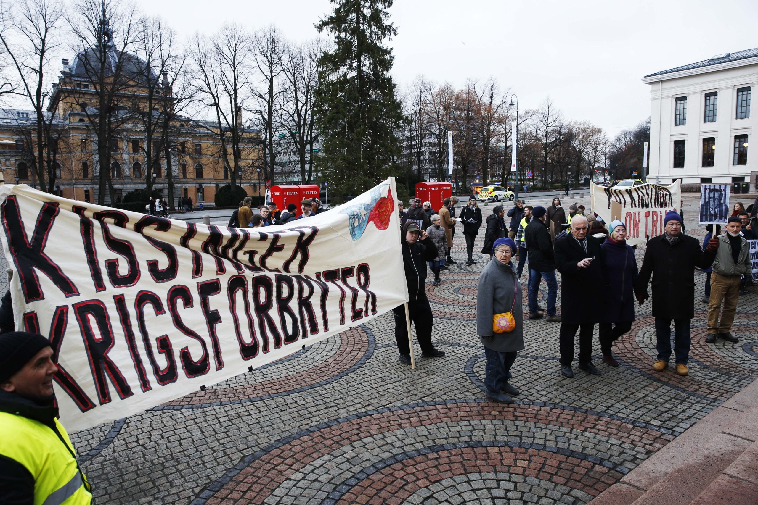 Kissinger rencontré par des manifestants à Oslo 4 Kissinger rencontré par des manifestants à Oslo - 3