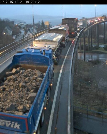 Une remorque de camion s'est renversée sur le pont de Sotra - 25