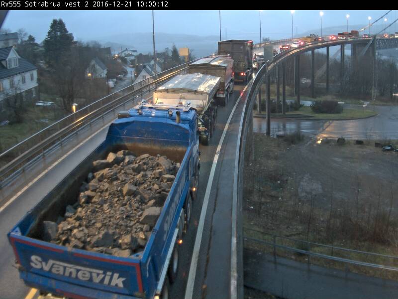 Une remorque de camion s'est renversée sur le pont de Sotra 4 Une remorque de camion s'est renversée sur le pont de Sotra - 3