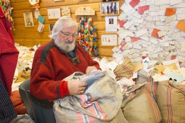 Les lettres de liste de souhaits affluent dans la boîte aux lettres du Père Noël à Drøbak - 20