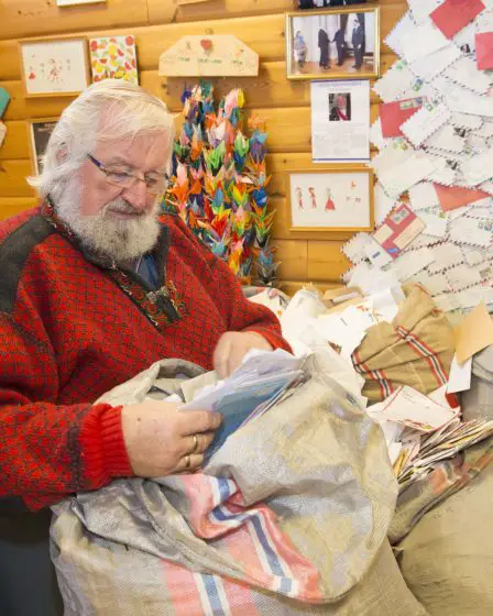 Les lettres de liste de souhaits affluent dans la boîte aux lettres du Père Noël à Drøbak 5 Les lettres de liste de souhaits affluent dans la boîte aux lettres du Père Noël à Drøbak - 4