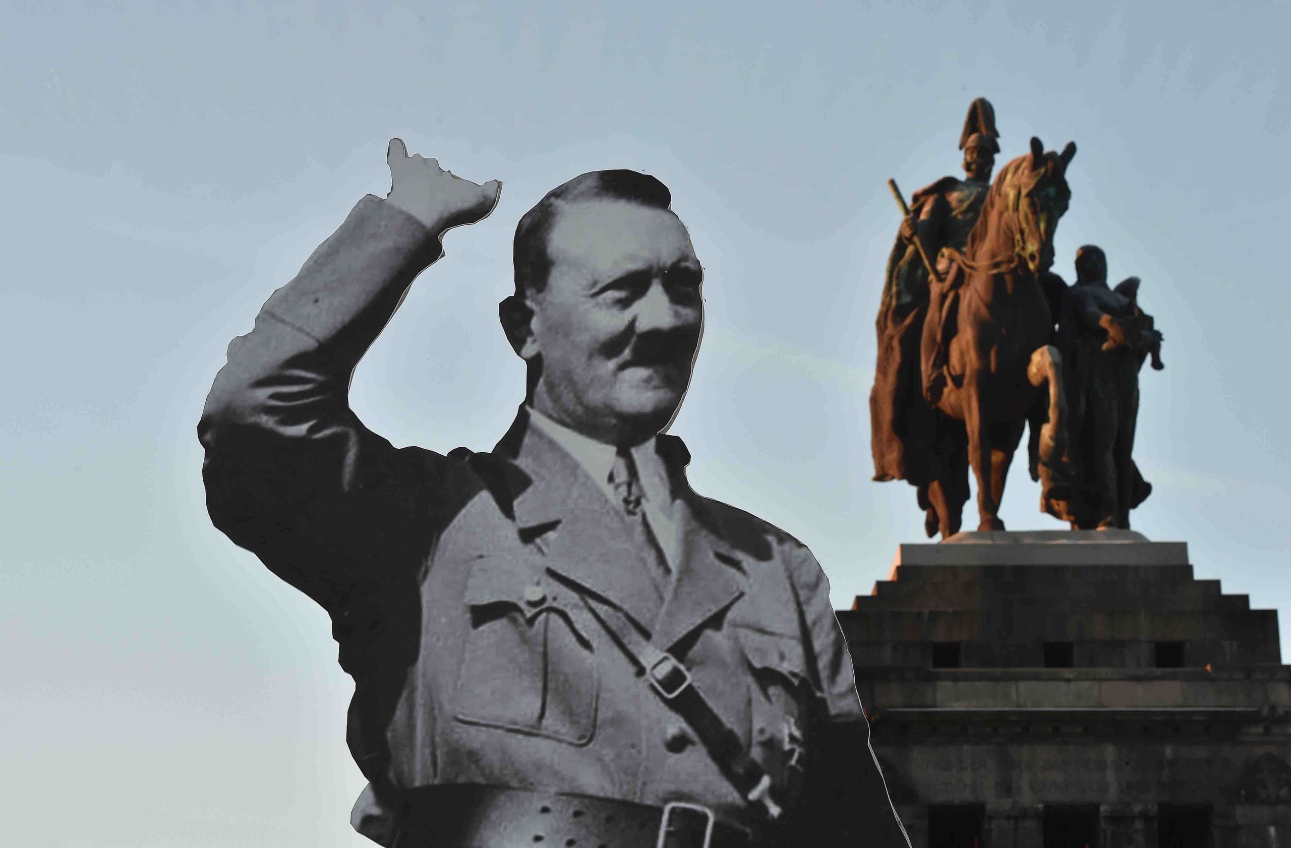 Le mystérieux "Hitler" s'inquiète dans la ville natale du dictateur 4 Le mystérieux "Hitler" s'inquiète dans la ville natale du dictateur - 3