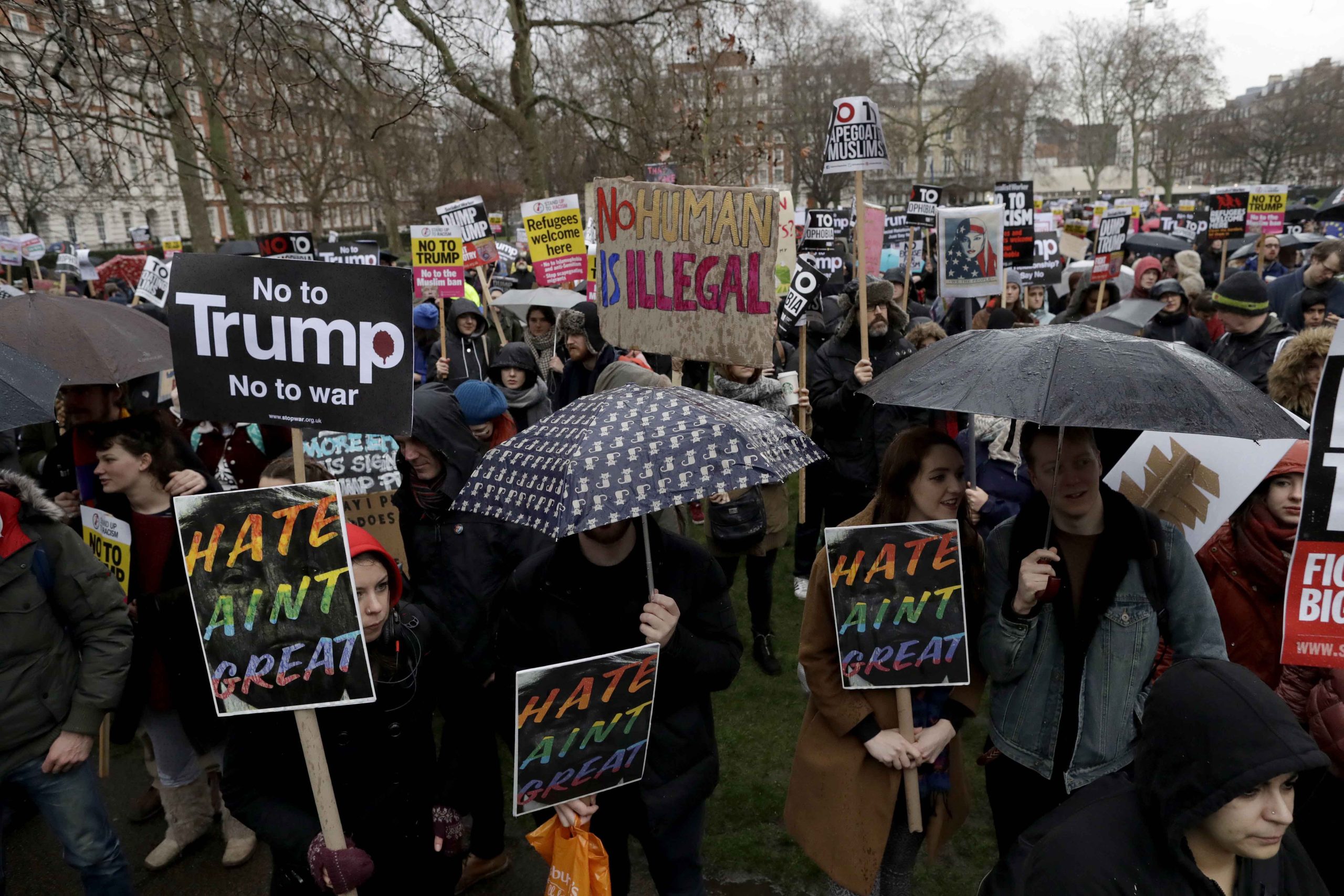 Des milliers de personnes manifestent contre Trump à Londres 4 Des milliers de personnes manifestent contre Trump à Londres - 3