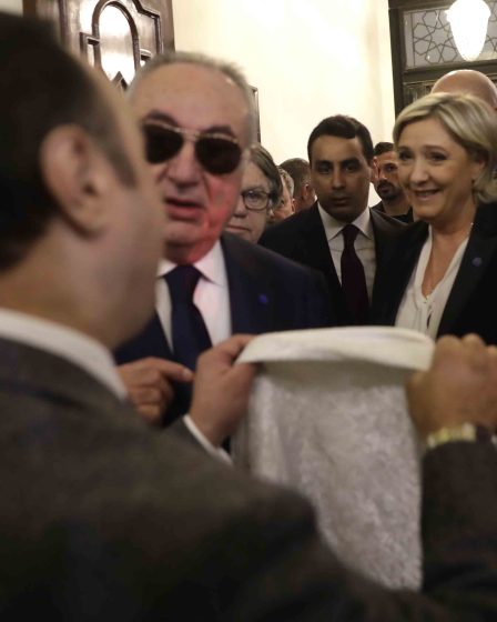 La réunion de la France Le Pen au Liban annulée après qu'elle ait refusé de porter le foulard 2 La réunion de la France Le Pen au Liban annulée après qu'elle ait refusé de porter le foulard - 1