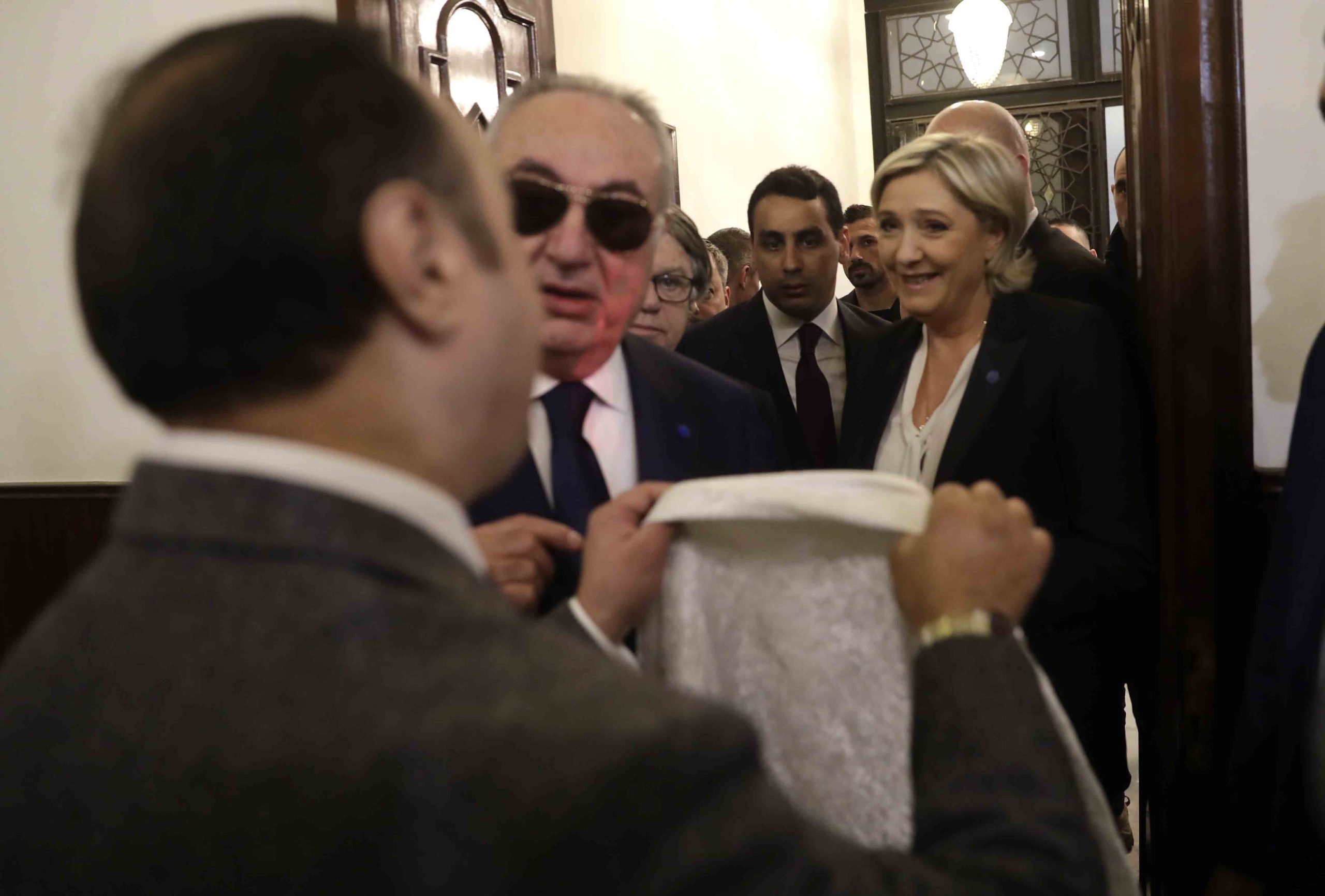 La réunion de la France Le Pen au Liban annulée après qu'elle ait refusé de porter le foulard 4 La réunion de la France Le Pen au Liban annulée après qu'elle ait refusé de porter le foulard - 3