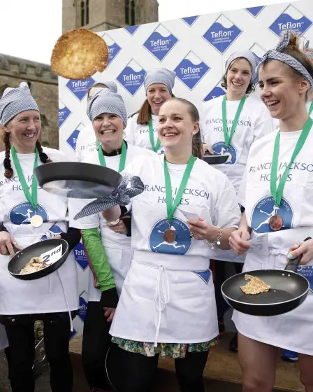 Des femmes faisant frire des crêpes occupaient une ville britannique 2 Des femmes faisant frire des crêpes occupaient une ville britannique - 1