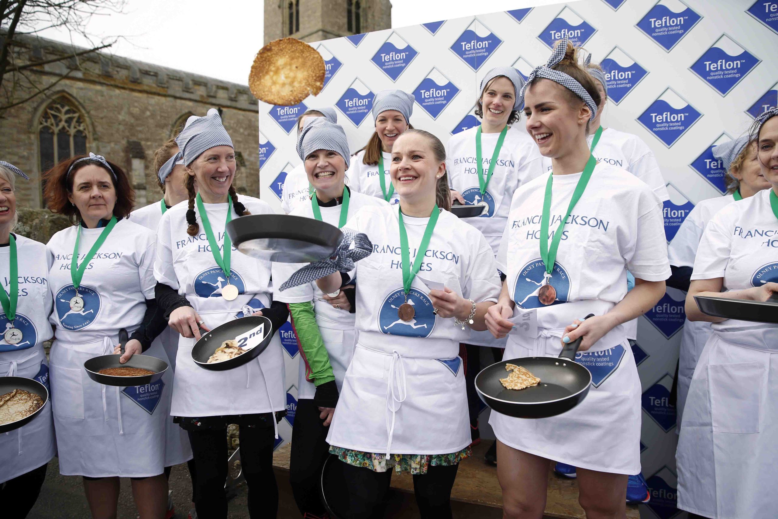 Des femmes faisant frire des crêpes occupaient une ville britannique 4 Des femmes faisant frire des crêpes occupaient une ville britannique - 3