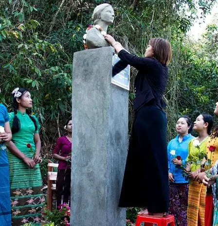 Le buste de Martine, victime du meurtre, dévoilé en Birmanie 5 Le buste de Martine, victime du meurtre, dévoilé en Birmanie - 4