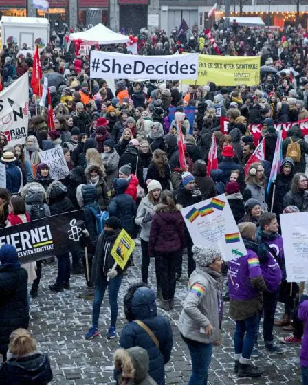 Féminine Lutte contre la violence et le viol 29 Féminine Lutte contre la violence et le viol - 28