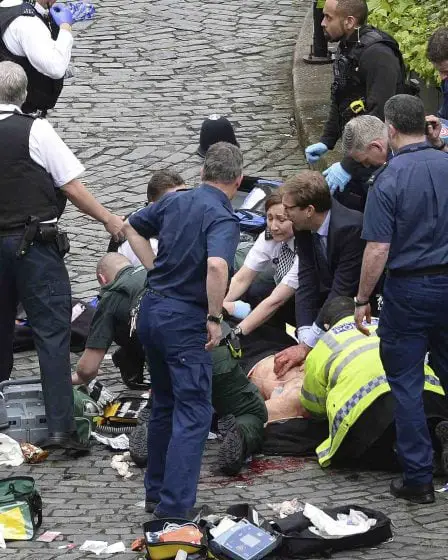 Un homme abattu par la police après avoir tué trois personnes et blessé grièvement jusqu'à douze autres près du Parlement lors d'une attaque à Londres 11 Un homme abattu par la police après avoir tué trois personnes et blessé grièvement jusqu'à douze autres près du Parlement lors d'une attaque à Londres - 10