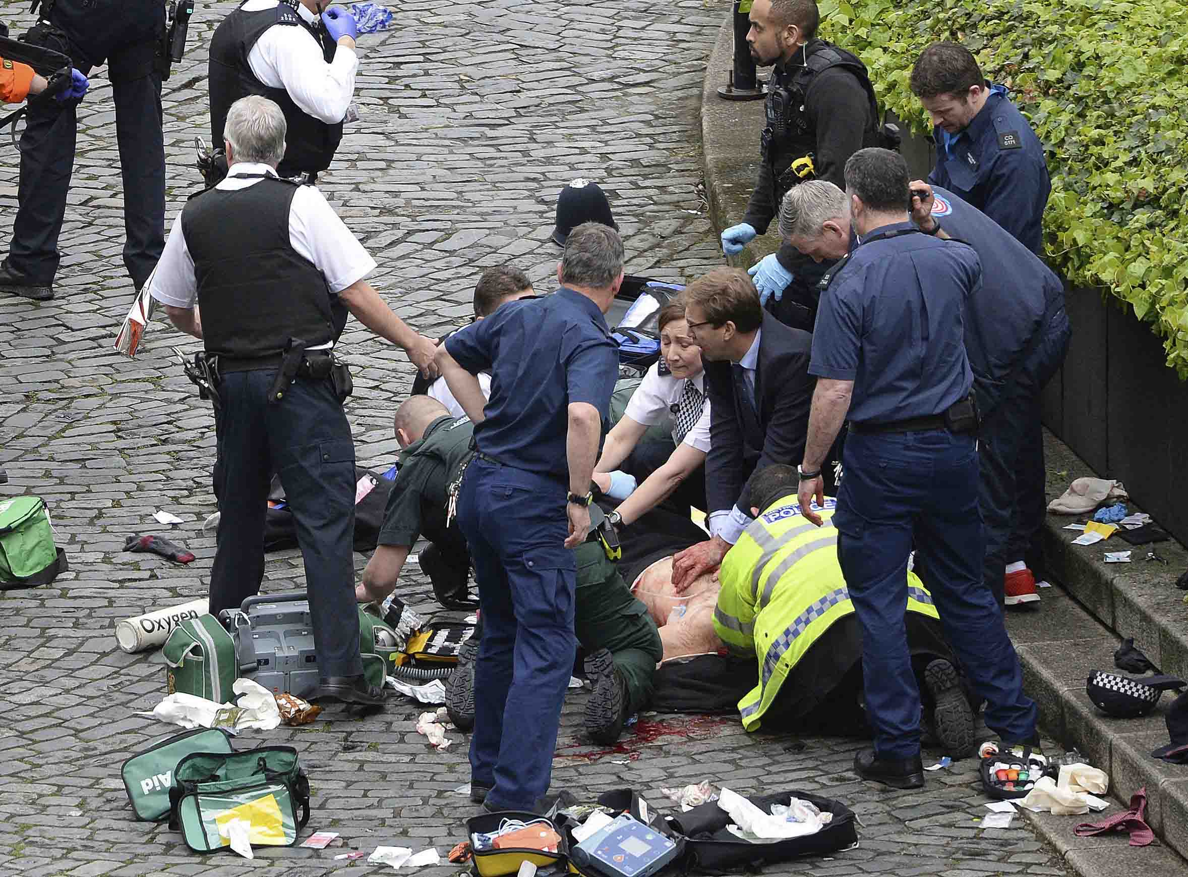 Un homme abattu par la police après avoir tué trois personnes et blessé grièvement jusqu'à douze autres près du Parlement lors d'une attaque à Londres 4 Un homme abattu par la police après avoir tué trois personnes et blessé grièvement jusqu'à douze autres près du Parlement lors d'une attaque à Londres - 3