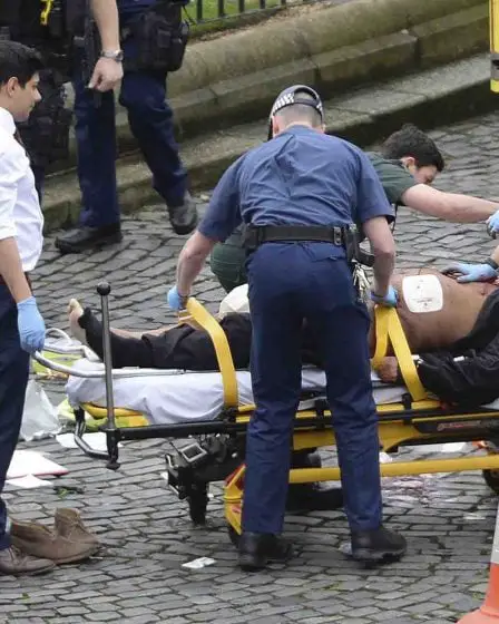 Quatre morts et vingt blessés dans ce que la police considère comme un attentat terroriste à Londres 26 Quatre morts et vingt blessés dans ce que la police considère comme un attentat terroriste à Londres - 25