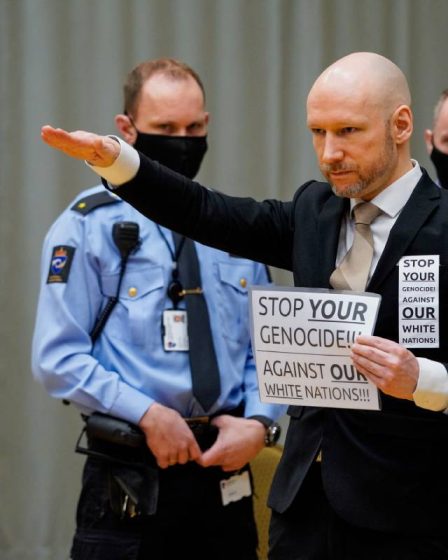 Audience de libération conditionnelle: le terroriste Breivik lève le bras en salut nazi devant le tribunal - 1