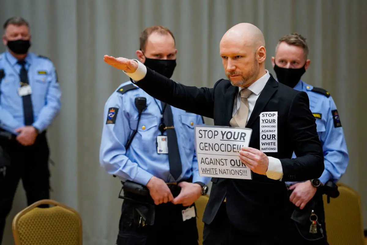 Audience de libération conditionnelle: le terroriste Breivik lève le bras en salut nazi devant le tribunal 4 Audience de libération conditionnelle: le terroriste Breivik lève le bras en salut nazi devant le tribunal - 3