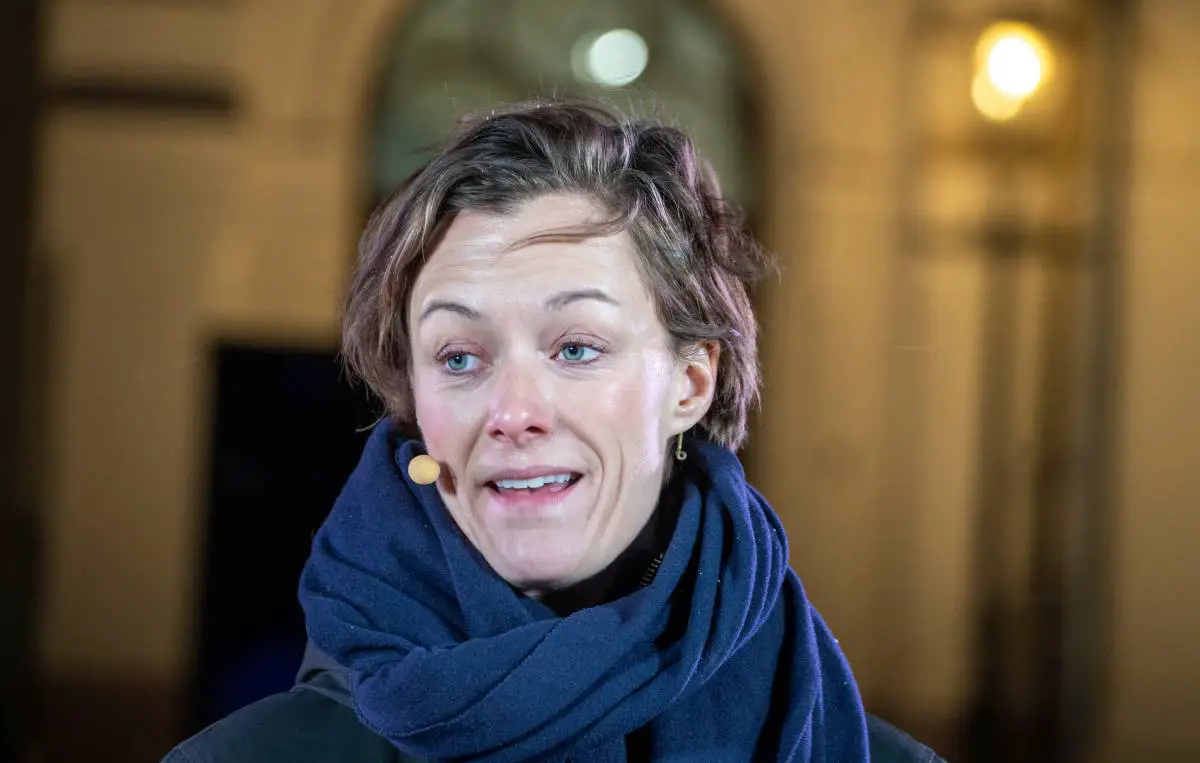 La ministre norvégienne de la Culture Trettebergstuen est testée