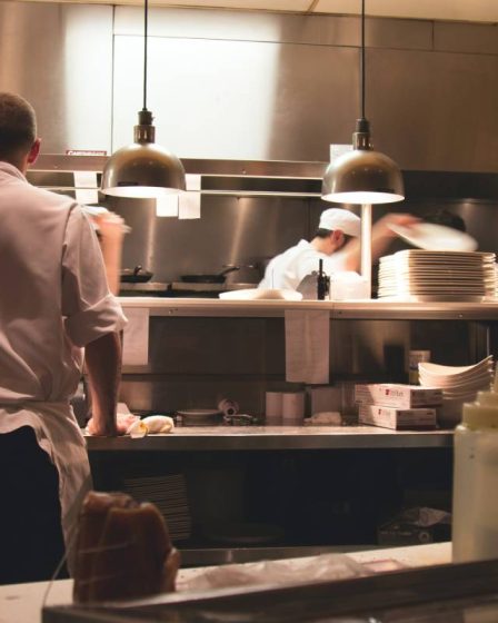 Les nettoyeurs, les cuisiniers et les coiffeurs sont plus sujets à la sinusite chronique, selon une nouvelle étude 2 Les nettoyeurs, les cuisiniers et les coiffeurs sont plus sujets à la sinusite chronique, selon une nouvelle étude - 1