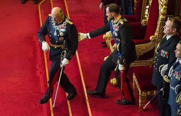 Le roi trébuche au Parlement 4 Le roi trébuche au Parlement - 3