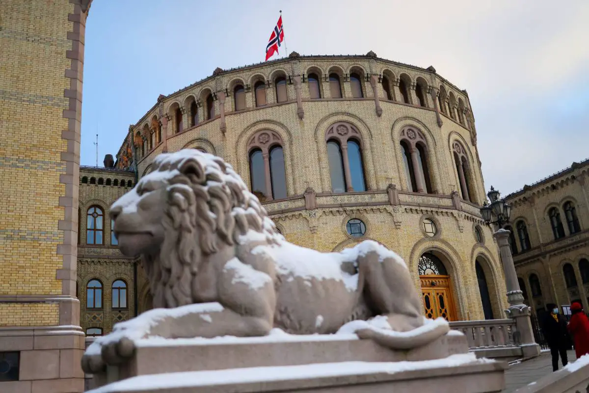 La confiance dans le parlement norvégien s'est affaiblie après la controverse sur le logement des navetteurs, selon une enquête - 3