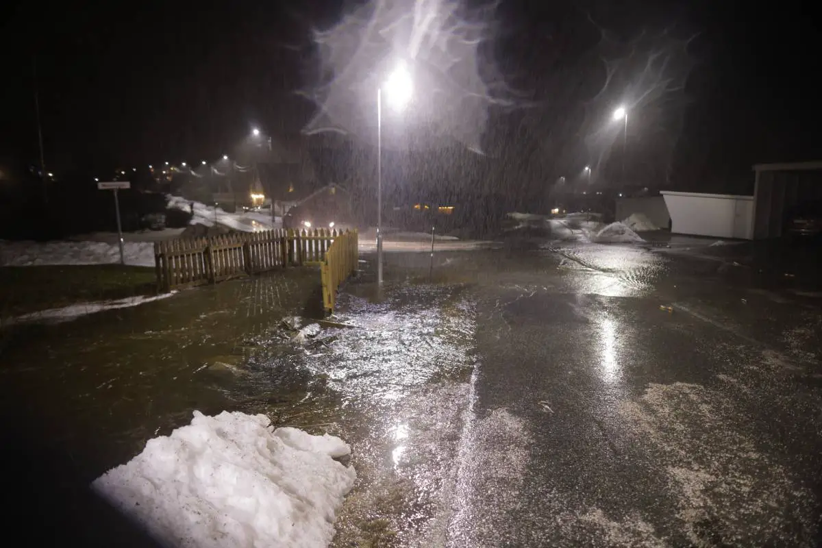 PHOTO : Inondations, routes fermées, maisons évacuées : les conditions météorologiques extrêmes créent toujours des problèmes en Norvège - 9