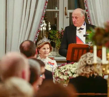 Politique et Pokémon sous le dîner du château royal 8 Politique et Pokémon sous le dîner du château royal - 7