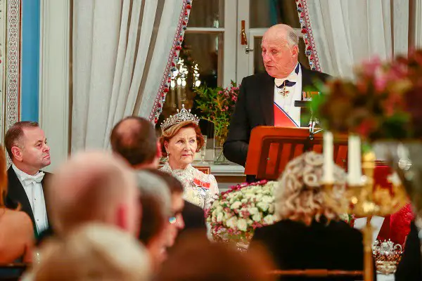 Politique et Pokémon sous le dîner du château royal 4 Politique et Pokémon sous le dîner du château royal - 3