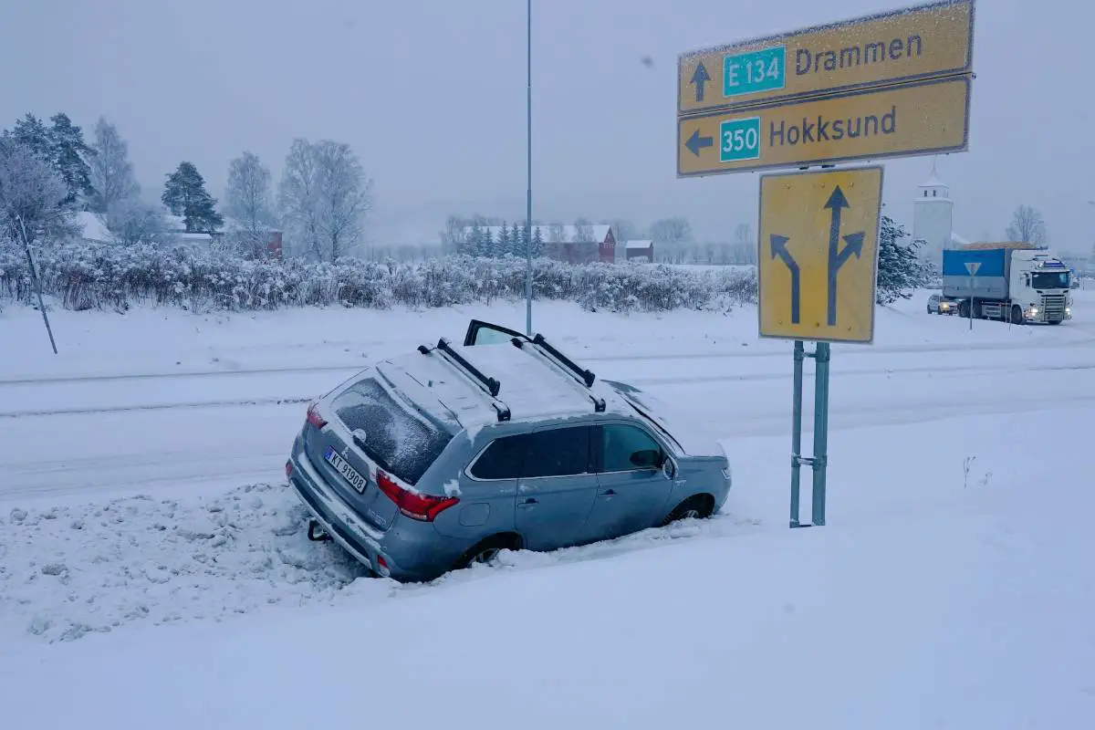 Cinq voitures impliquées dans un accident de la circulation à Oslo - une personne blessée - 3