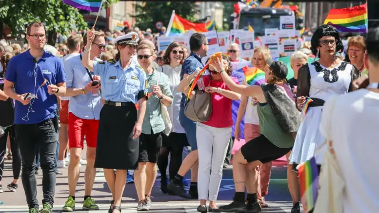 Une Britannique accusée d'avoir jeté un gâteau sur le ministre Solveig Horne 4 Une Britannique accusée d'avoir jeté un gâteau sur le ministre Solveig Horne - 3