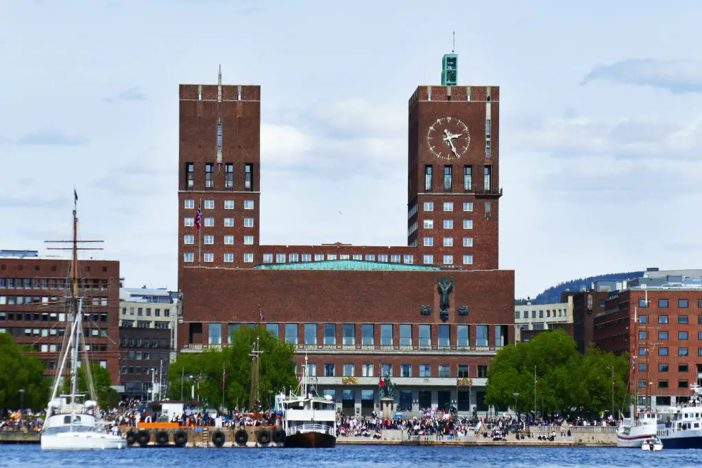 2 millions de NOK de revenus proviennent des amendes de 12 parkings ! 4 2 millions de NOK de revenus proviennent des amendes de 12 parkings ! - 3