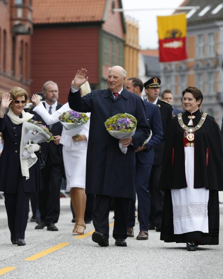 Le couple royal arrive à Bergen dans le cadre de son voyage d'anniversaire 23 Le couple royal arrive à Bergen dans le cadre de son voyage d'anniversaire - 22
