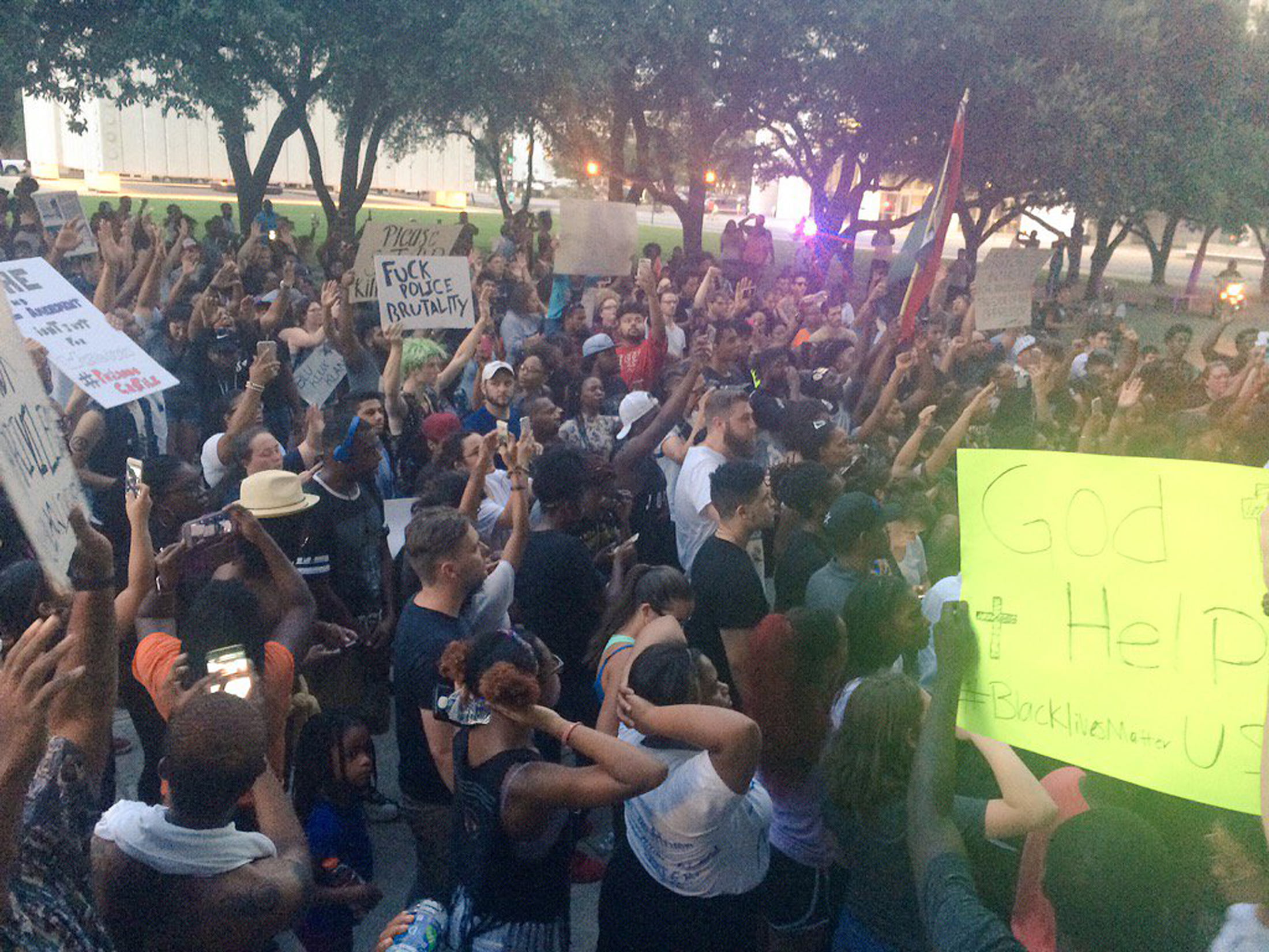 Cinq policiers tués au Texas 4 Cinq policiers tués au Texas - 3