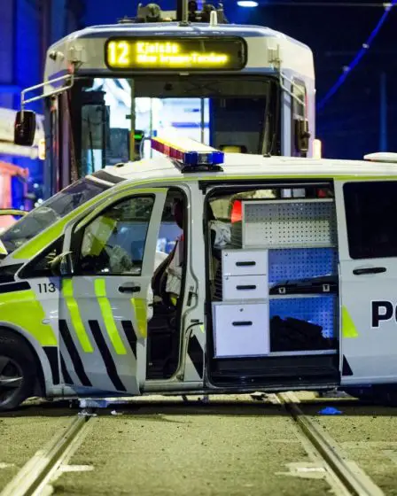 Un tramway est entré en collision avec une voiture de police 5 Un tramway est entré en collision avec une voiture de police - 4