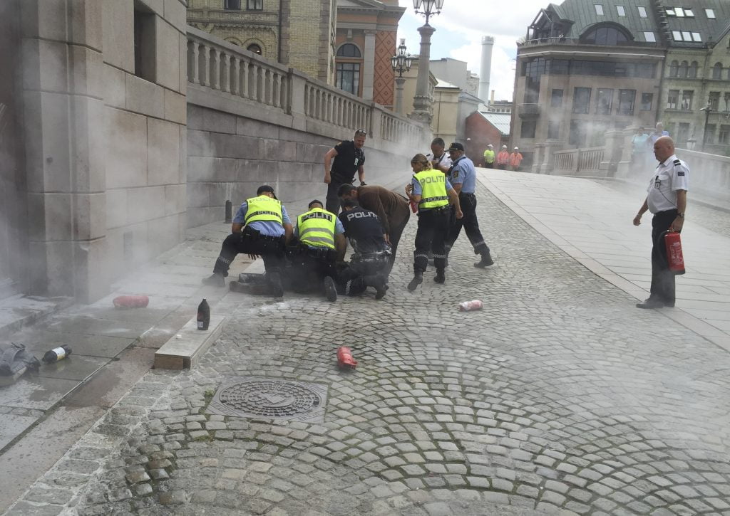 Un homme s'est versé de l'essence à briquet devant le Parlement 4 Un homme s'est versé de l'essence à briquet devant le Parlement - 3