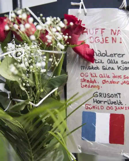 Dépôt de fleurs à l'Ambassade de France 20 Dépôt de fleurs à l'Ambassade de France - 19