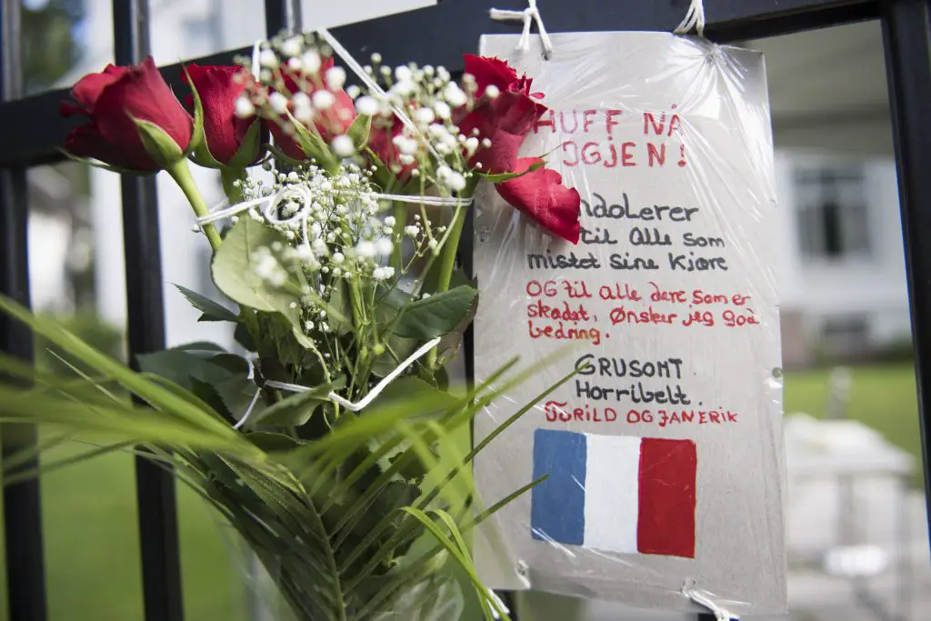 Dépôt de fleurs à l'Ambassade de France 4 Dépôt de fleurs à l'Ambassade de France - 3