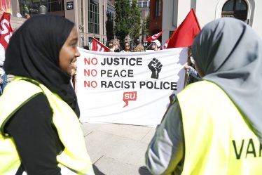 Des centaines de personnes ont assisté à la manifestation à Oslo sur le thème "Black Lives Matter" - 16