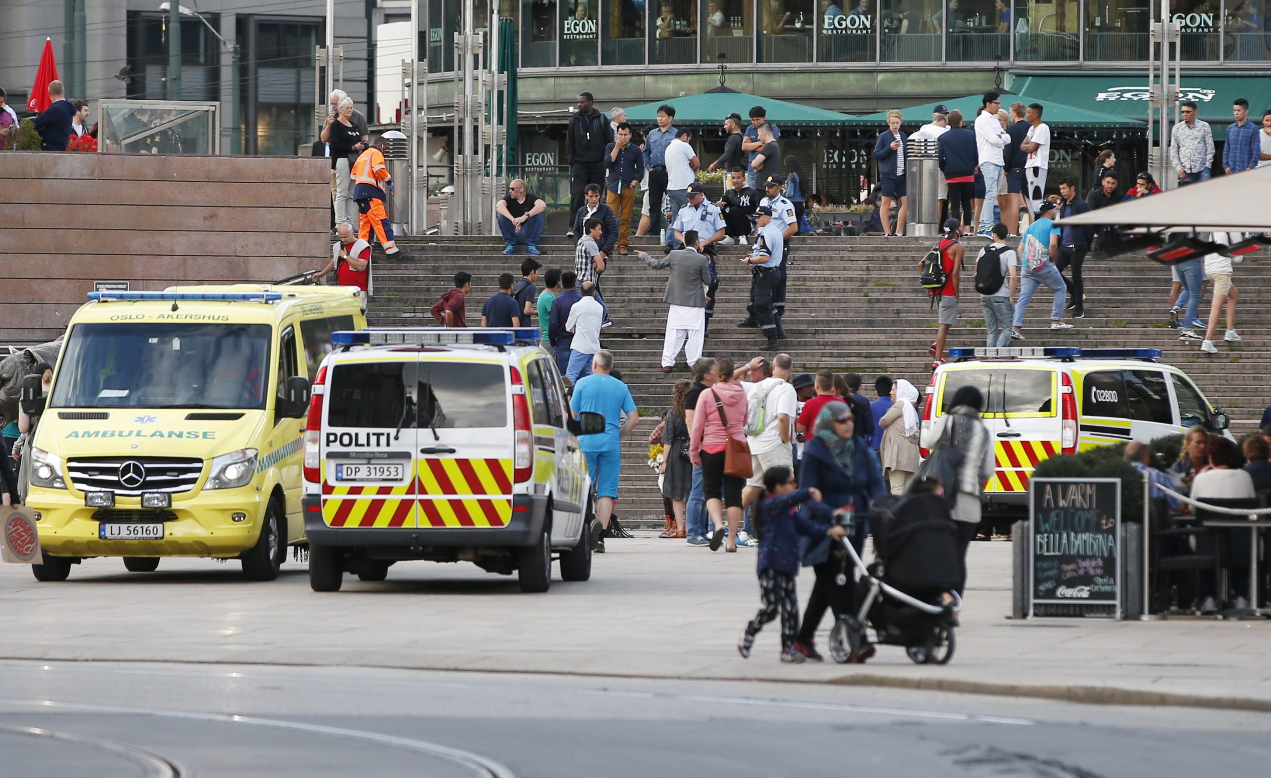 Des combats ont eu lieu devant la gare centrale d'Oslo dans le cadre d'une manifestation pour les victimes du terrorisme 4 Des combats ont eu lieu devant la gare centrale d'Oslo dans le cadre d'une manifestation pour les victimes du terrorisme - 3