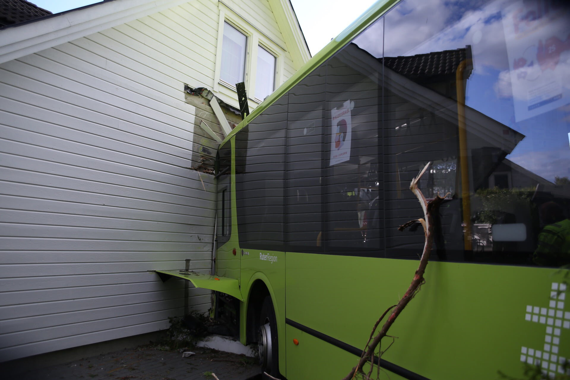 La famille de Follo a pris un bus régulier dans sa maison 4 La famille de Follo a pris un bus régulier dans sa maison - 3